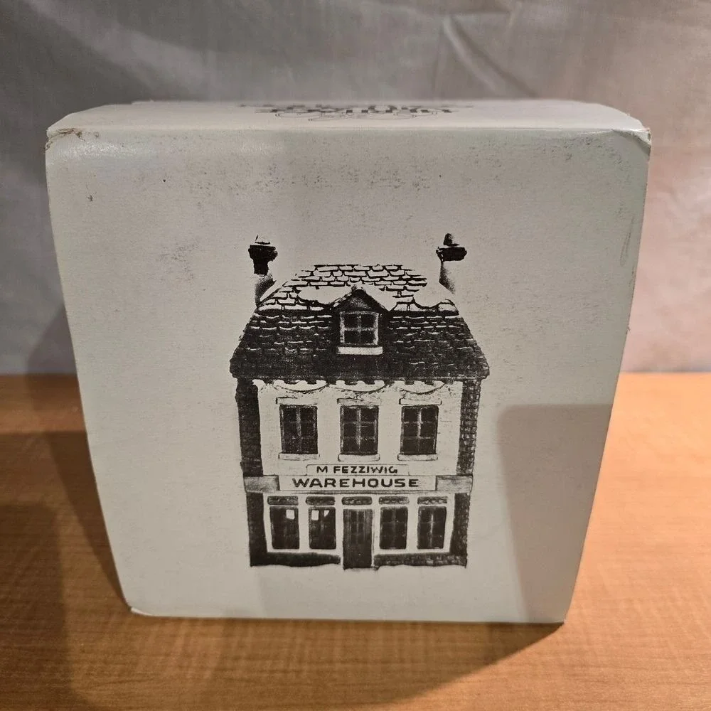 Department 56 FEZZIWIG'S‎ WAREHOUSE Heritage Dickens' Village Series Retired